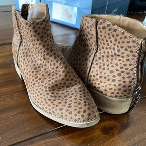 Universal Thread booties size 8.5